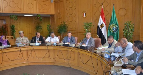 محافظ الإسماعيلية يستعرض الموقف التنفيذى لحملات إزالة التعديات 