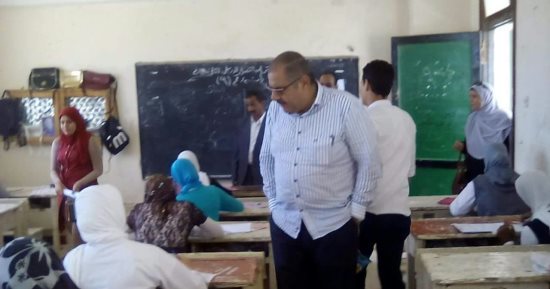 مدير تعليم مطروح يتفقد لجان الإعدادية ..والمحافظ يتابع من خلال غرفة العمليات