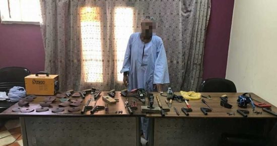 ضبط مزارع يدير ورشة لتصنيع الأسلحة النارية داخل منزله بمركز إدفو