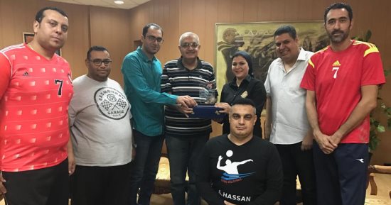 "البارلمبية" تقدم درعها لجامعة المنصورة لاستضافتها دورى الكرة الطائرة جلوس