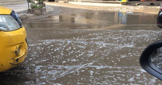 صور.. قارئ يشكو من انتشار مياه الصرف والقمامة بشارع ترعة الجبل بالمطرية