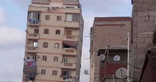 عقار مائل يهدد سكان شرق الإسكندرية.. والمحافظة: تشكيل لجنة للمعاينة