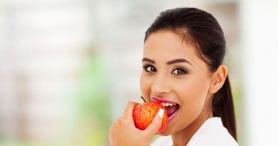انسى كريمات الكولاجين.. تناول الفاكهة يومياً يمنع ظهور التجاعيد