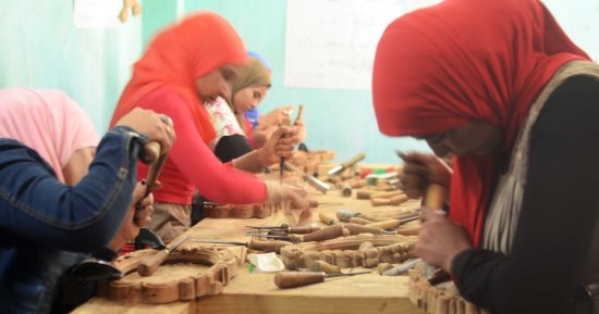 "هنا الجمالية".. الأيدى الناعمة تصنع المعجزات وتزين الأخشاب