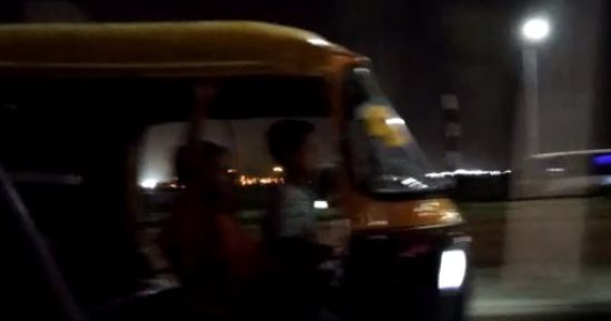قارئ يرصد سير "توك توك" بجوار مطار القاهرة دون وجود رقابة مرورية