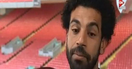 فيديو.. محمد صلاح: والدتى بَكَت بعد حصولى على جائزة أفضل لاعب