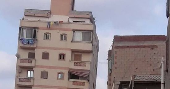 عمارة آيلة للسقوط تهدد حياة الأهالى بشارع الترعة فى الإسكندرية