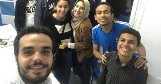 أنا عينك.. طلاب يبتكرون تطبيقا مجانيا للمكفوفين لقراءة العملة 