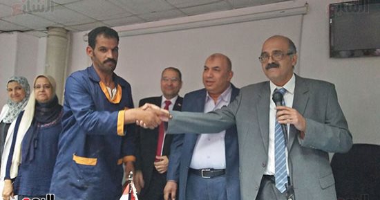 معهد الكبد القومى بالمنوفية يحتفل بعيد العمال والمحالين للمعاش