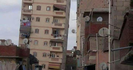 صور.. عقار "غبريال المائل" يهدد حياة سكان شرق الإسكندرية ومطالب بإزالته