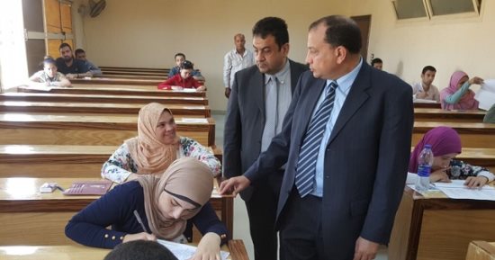 رئيس جامعة بنى سويف يتفقد لجان الامتحانات بكلية العلوم الطبية التطبيقية