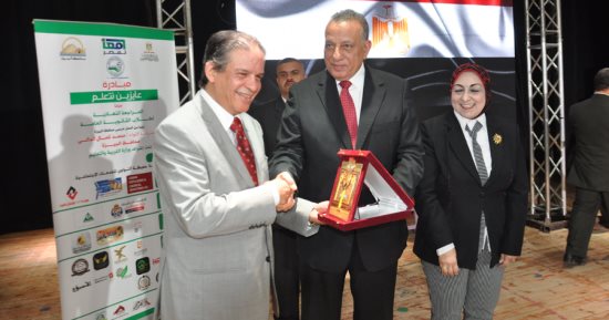 صور.. محافظ الجيزة يكرم القائمين على "عايزين نتعلم" ويمنح 6 طلاب مبالغ مالية