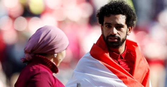 صور.. محمد صلاح يرفع علم مصر بعد تتويجه رسميا هداف الدورى الإنجليزى