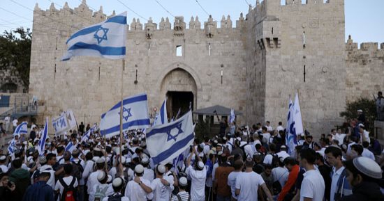 صور..إسرائيليون يستفزون الفلسطينيين بمسيرة الرقص بأعلام الاحتلال فى القدس