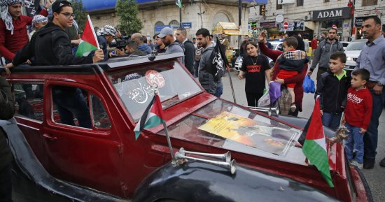صور.. فلسطينيون يخرجون فى مسيرات بالسيارات القديمة خلال ذكرى النكبة