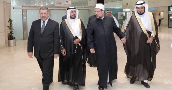 وزير الأوقاف بمؤتمر المجلس التنفيذى لوزراء الشئون الإسلامية بمكة: أؤكد على شرعية الدولة الوطنية وحرمة المساس بها.. مختار جمعة: الولاية على المساجد من شئون الدولة ولا تترك لجماعات.. ونحذر من حروب الجيل الخامس