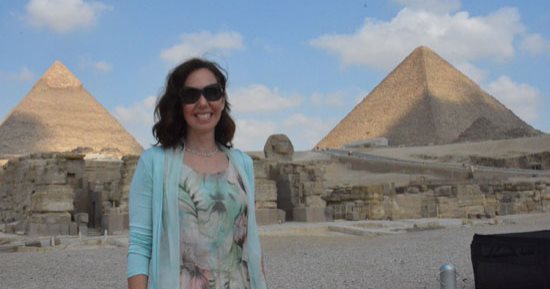 صور .. حفيدة الرئيس السادات فى زيارة لأهرامات الجيزة