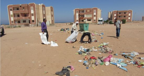 صور.. رئيس مدينة أبورديس بجنوب سيناء يشن حملات نظافة وجمع المخلفات بالشوارع