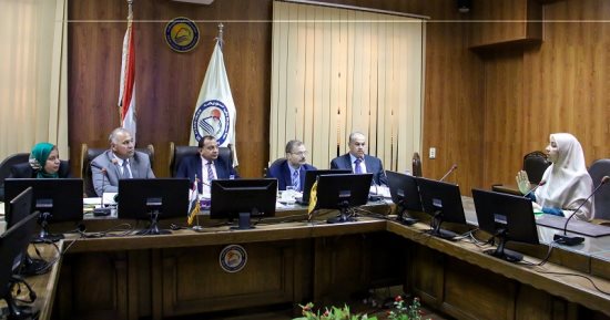 رئيس جامعة بنى سويف يترأس اجتماع لجنة القيادات لإختيار أمين كلية التجارة