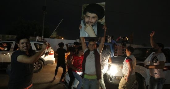صور.. أنصار مقتدى الصدر يحتفلون بالتقدم فى نتائج الانتخابات التشريعية بالعراق