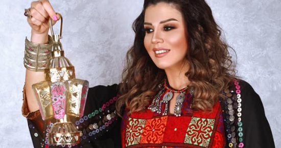 رانيا فريد شوقى تستقبل رمضان بـ"العباية" والفانوس بجلسة تصوير جديدة 