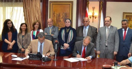 جهاز تنمية المشروعات يوقع 5 عقود لتشغيل الشباب بـقيمة 2.350 مليون جنيه