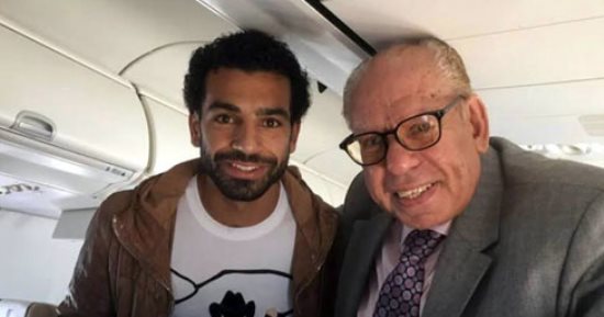 صلاح فضل ينشر صورته مع محمد صلاح بعد تتويجه بأفضل لاعب فى الدورى الإنجليزى