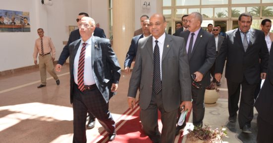 صور .. رئيس جامعة أسيوط يزور فرع الجامعة بالوادى الجديد لبحث إمكانية استغلاله