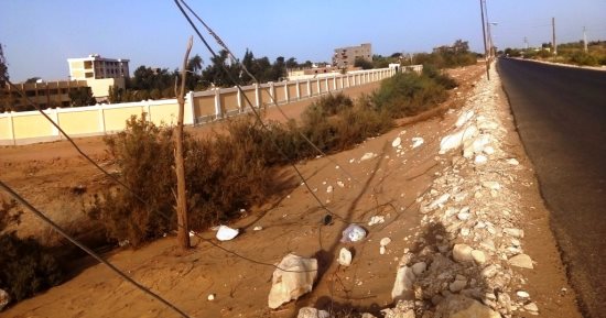 صور.. كابلات الكهرباء تهدد حياة المواطنين بقرى القلمون فى الداخلة