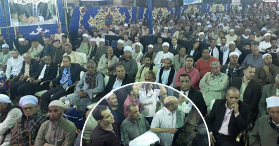 صور.. خلال مبادرة "سوهاج خالية من الثأر تجنى الثمار"..  رئيس لجنة المصالحات بالأزهر الشريف يقبل الكفن فى مقتل شقيقه.. ذكى باكيا : "من عفى وأصلح فأجره على الله".. ومدير الأمن والمحافظ يشيدان بالواقعة