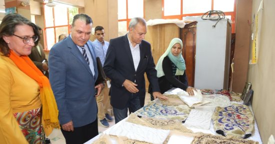 محافظ قنا ووفد وزارة التنمية المحلية يتفقدون عددا من المشروعات الحرفية