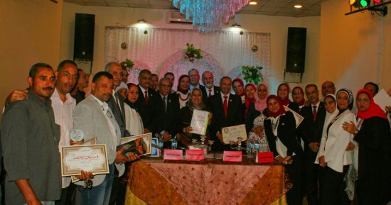 صور.. وكيل التعليم بالإسكندرية تكرم المدرسين القائمين على المجموعات المجانية