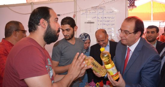 محافظ الدقهلية يفتتح معرض "أهلا رمضان" ويخفض أسعار السلع بخط يده