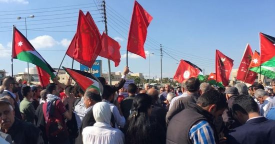 صور.. المئات يتظاهرون فى عمان تنديدا بنقل السفارة الأمريكية إلى القدس