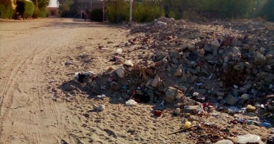 انتشار القمامة ومخلفات البناء أمام مسجد الرحمن بالقرنة فى الأقصر