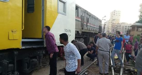 صور.. خروج عجلات عربة قطار عن القضبان بدسوق