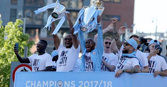 صور.. مانشستر سيتى يحتفل بلقب الدورى الإنجليزى فى شوارع المدينة