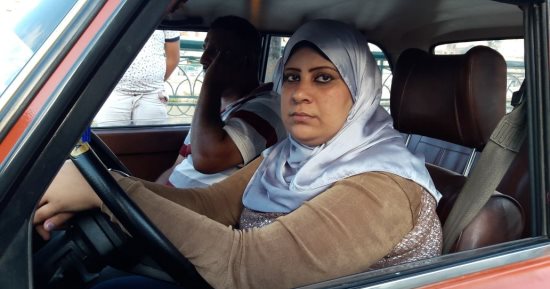 صور.. ست بـ100 راجل.. أول سيدة تعمل سائق سيارة أجرة بالبحيرة.. سماح: مفيش فرق بين راجل والست فى الشغل.. وأغلب زبائنى من السيدات علشان بيخافوا على بناتهم.. والزوج: "مراتى تفوت فى الحديد ومحدش يقدر  يدوسلها"