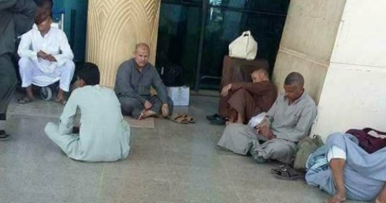 صور.. مواطنون يفترشون الأرض أمام مطار سوهاج ومطالب بتوفير مقاعد ومظلات