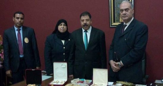 صور.. جمارك مطار القاهرة تحبط محاولة راكبة يمنية تهريب مشغولات ذهبية