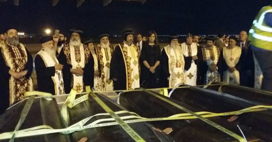 أول صور للحظة وصول رفات شهداء الأقباط المصريين بالمطار قادمة من ليبيا