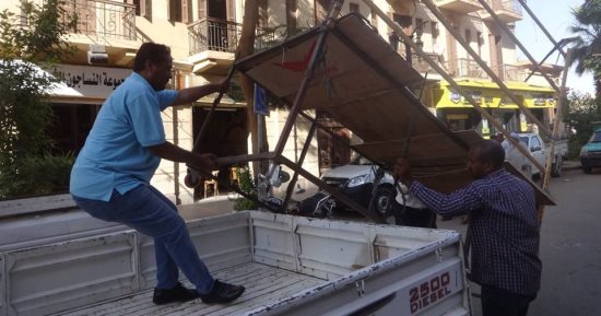 صور.. رئيس مدينة الأقصر يتفقد أعمال النظافة وإزالة الإشغالات بالشوارع