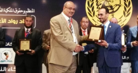 اتحاد رواد العرب يكرم أستاذا بقسم الجعرافيا بكلية الأداب جامعة حلوان