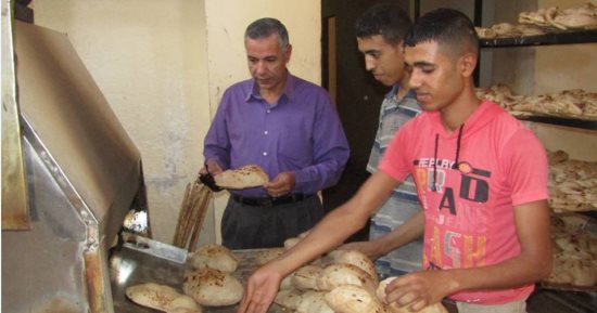 صور.. رئيس مدينة أبورديس بجنوب سيناء يتابع جودة الرغيف بالمخابز