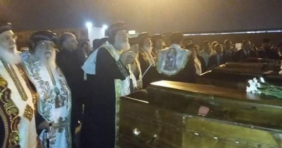 فيديو.. البابا تواضروس يرأس صلوات تجنيز رفات شهداء الأقباط بمطار القاهرة 