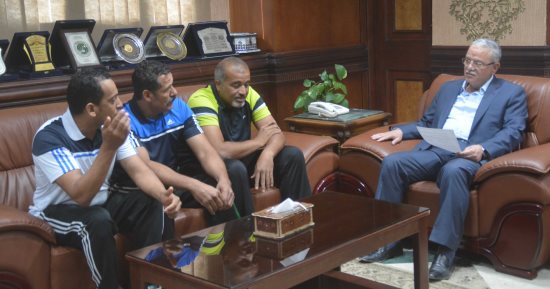 صور.. محافظ المنيا يكرم لاعبان حصلا على الميدالية البرونزية بمنتخب السلة
