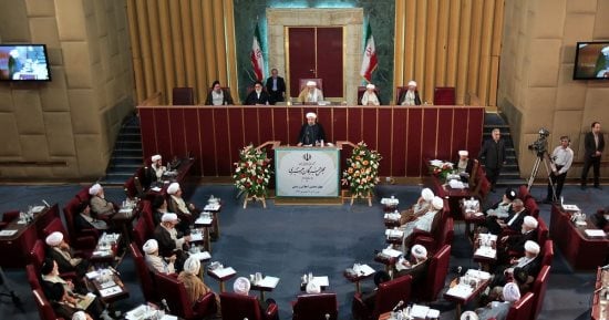 جدل فى إيران بعد مطالبة "خبراء القيادة" لروحانى الاعتذار عن الاتفاق النووى