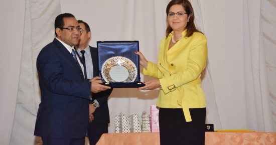 وزيرة التخطيط تكرم الدكتور صالح الشيخ رئيس الجهاز المركزى للتنظيم والإدارة 