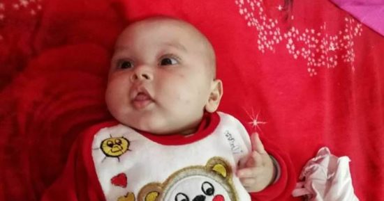 صور.. قارئ يناشد وزارة الصحة بعلاج طفله على نفقة الدولة