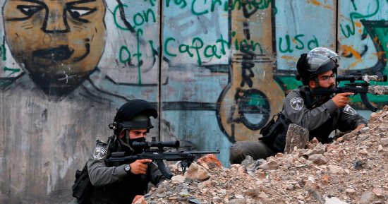مركز حقوقى فلسطينى: الاحتلال قتل صحفيين اثنين وأصاب 198 آخرين بمسيرات العودة